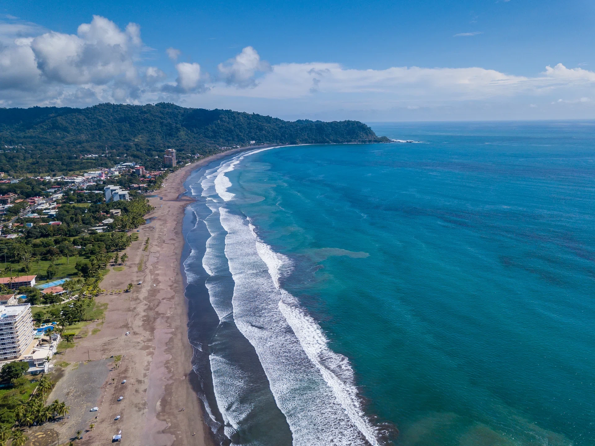 Costa Rica costera desde el aire — mismo huso horario que tu equipo en EE.UU., a dos horas de vuelo de Miami