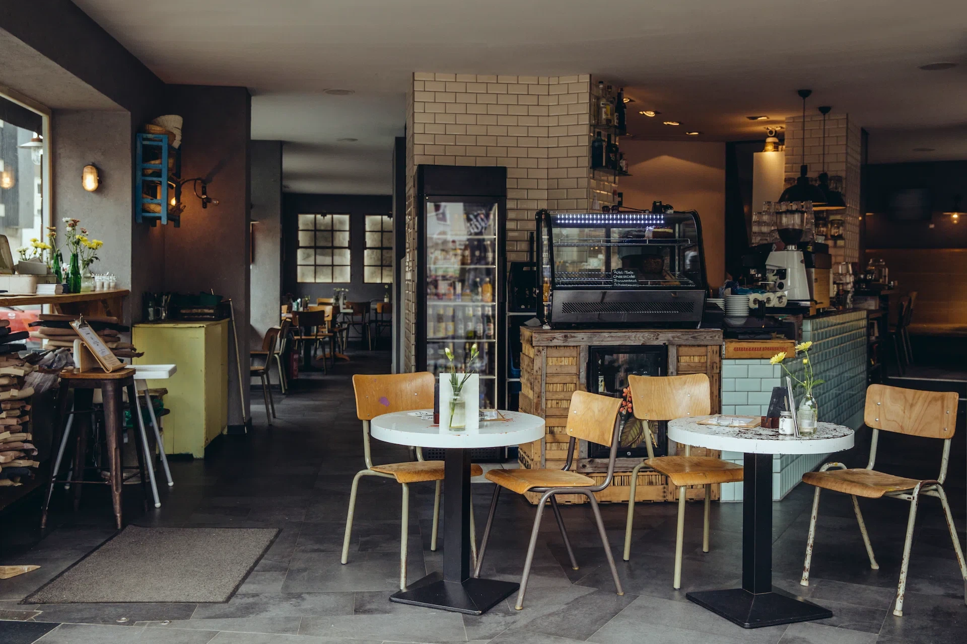 Interior de café boutique — negocios de barrio que ponemos en línea