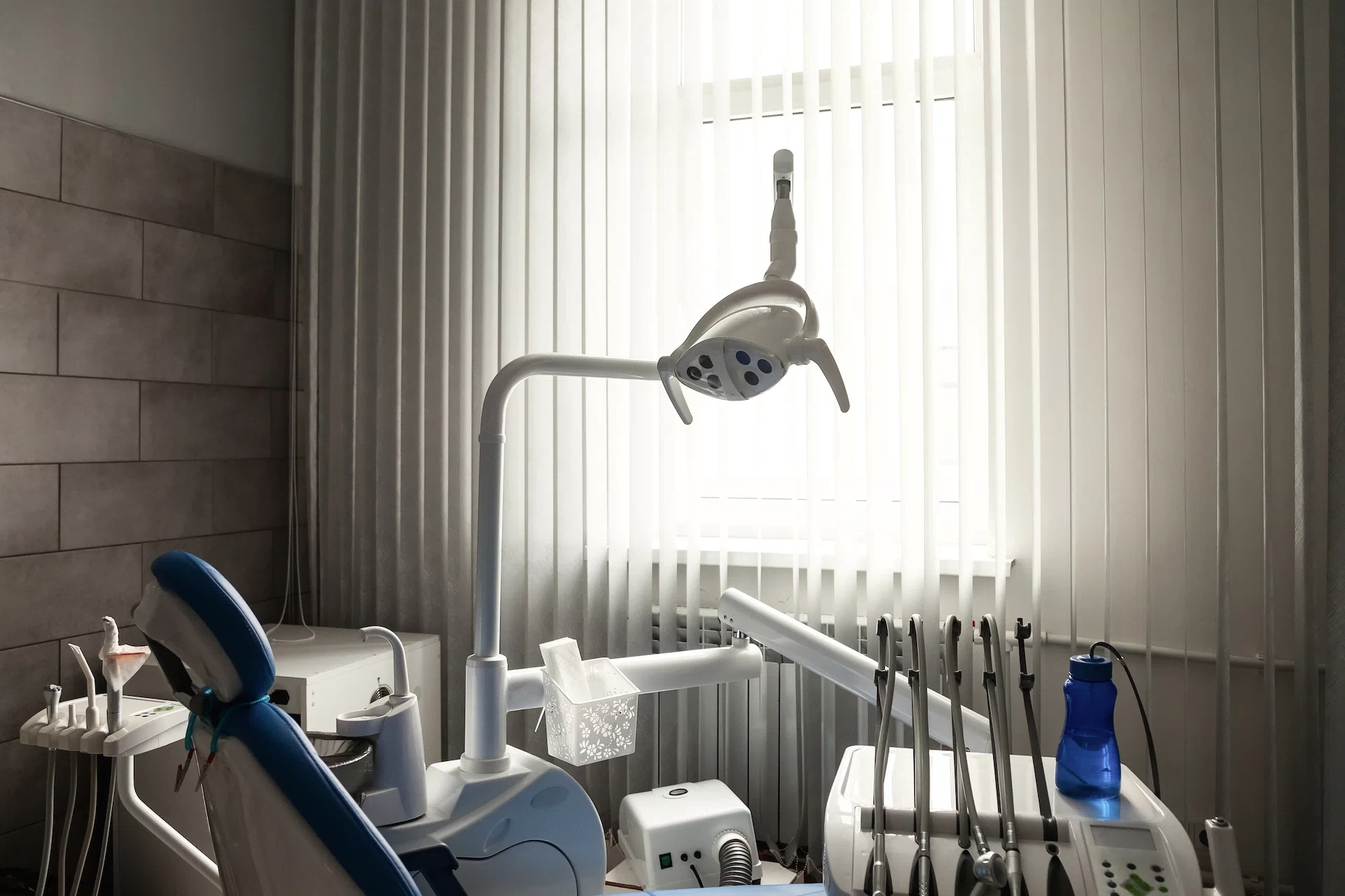 Equipo dental profesional en clínica esterilizada — el nivel de calidad con el que construimos en Vector